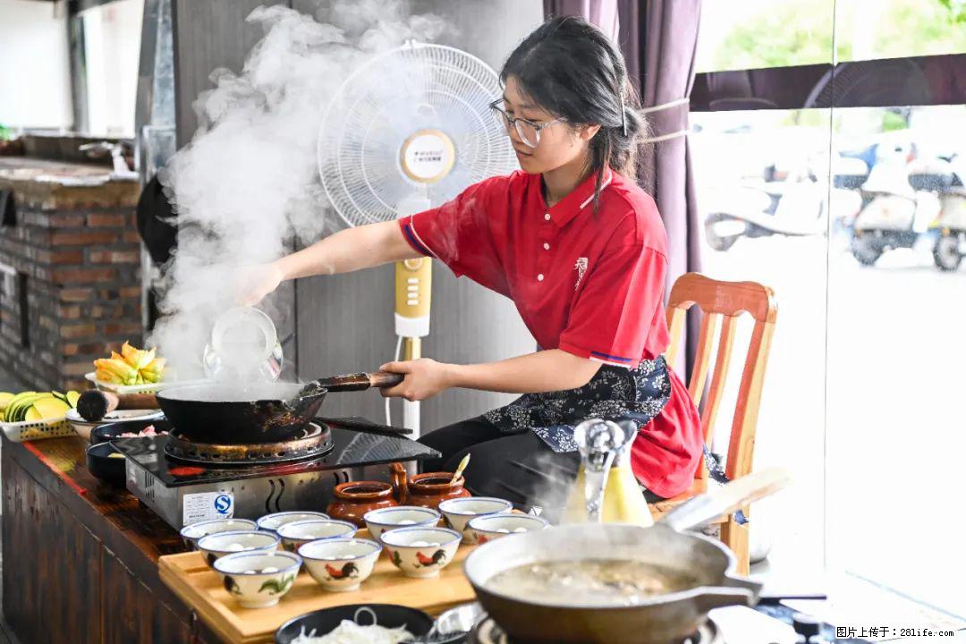 全网追的“扁担女孩”,找了一份暑假工,时薪12元 - 营口生活资讯 - 营口28生活网 yk.28life.com